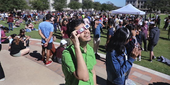 students-watching the eclipse