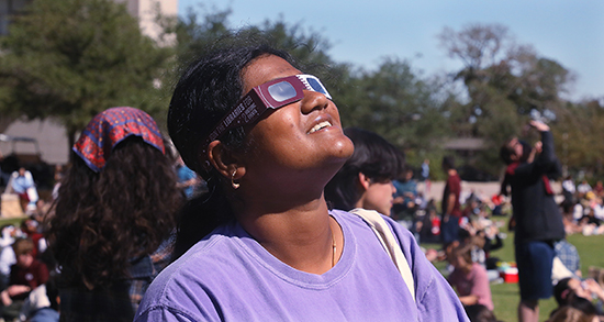 students-watching the eclipse