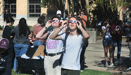 students-watching the eclipse