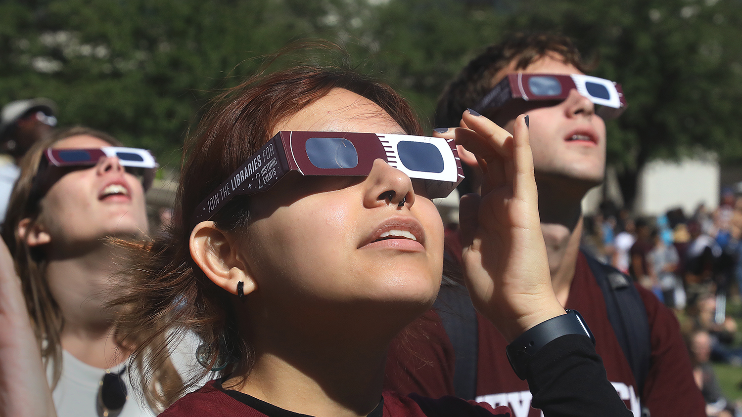 students watch the eclipse